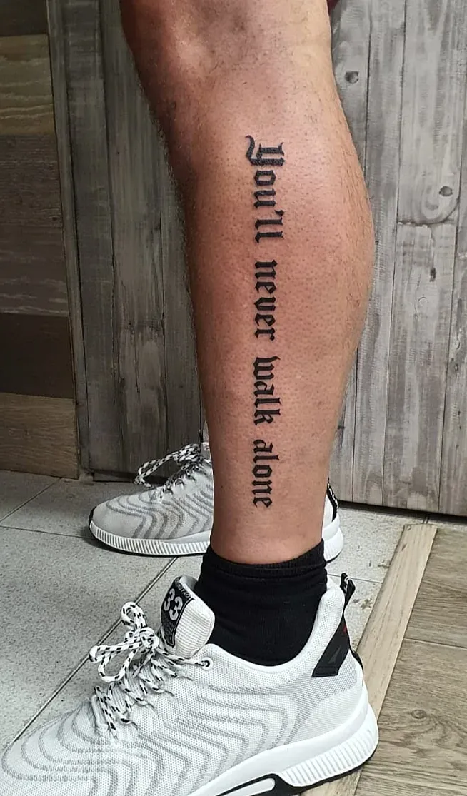 Tattoo Lettering pierna