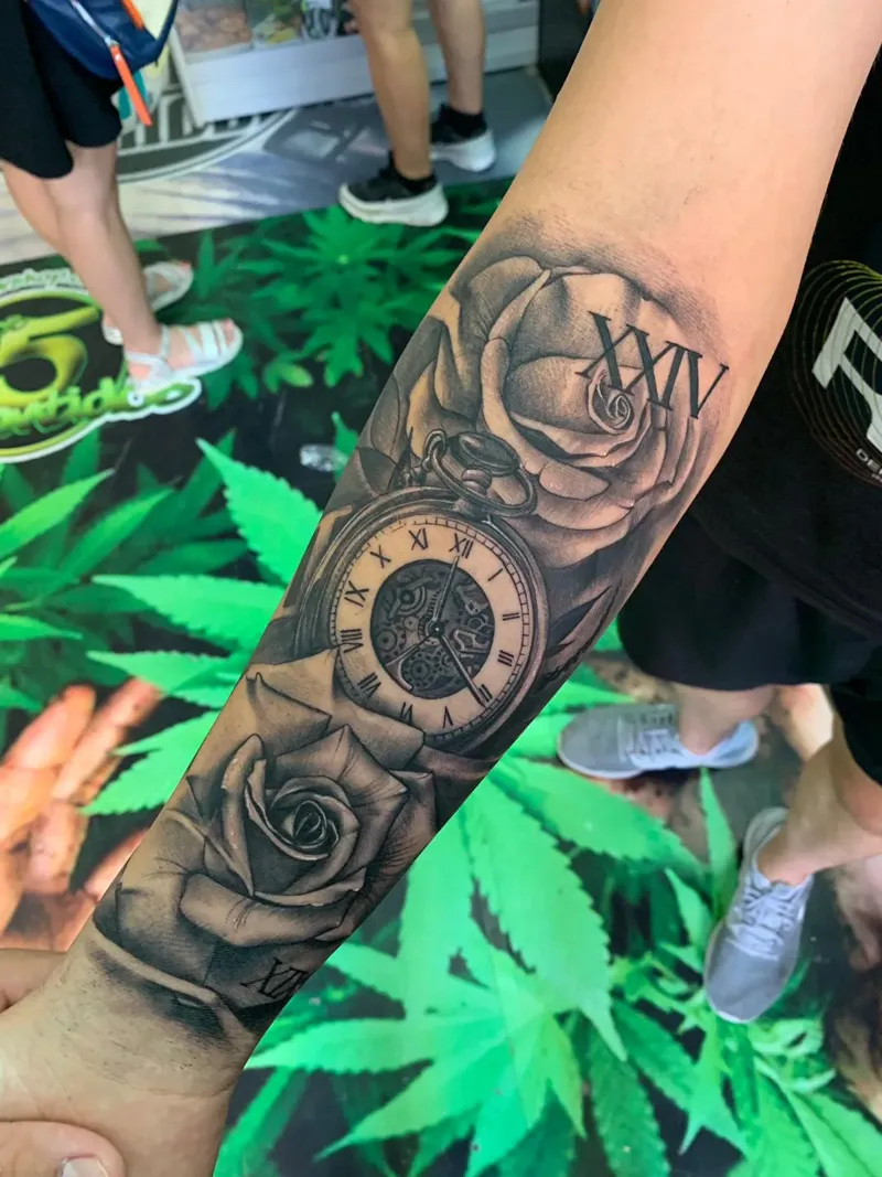 Tattoo Rosas con un Reloj