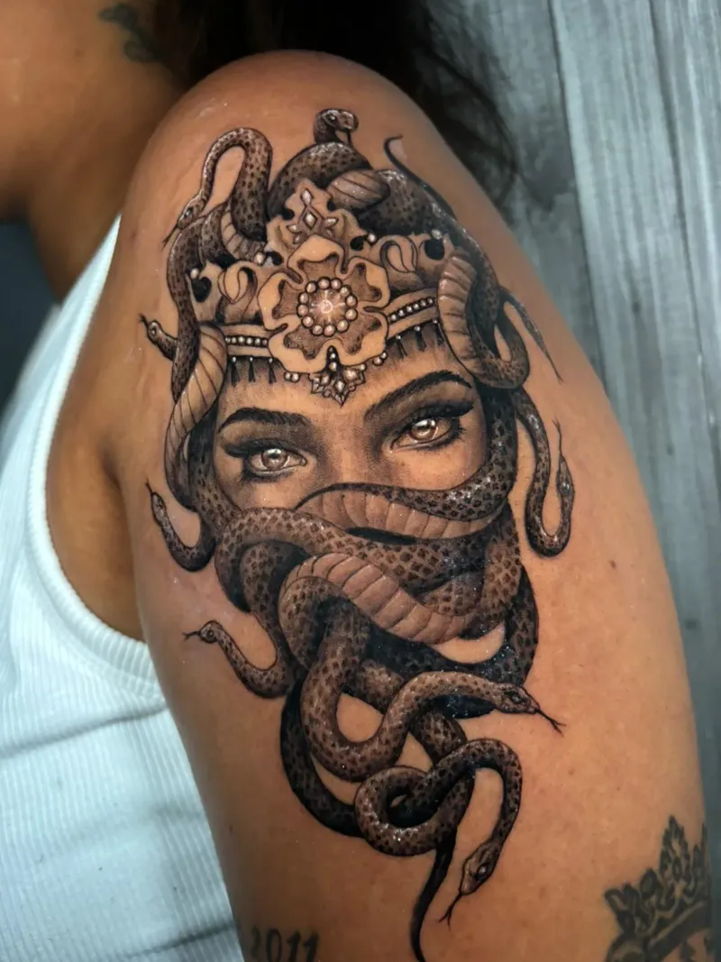 Tattoo Chica con serpientes