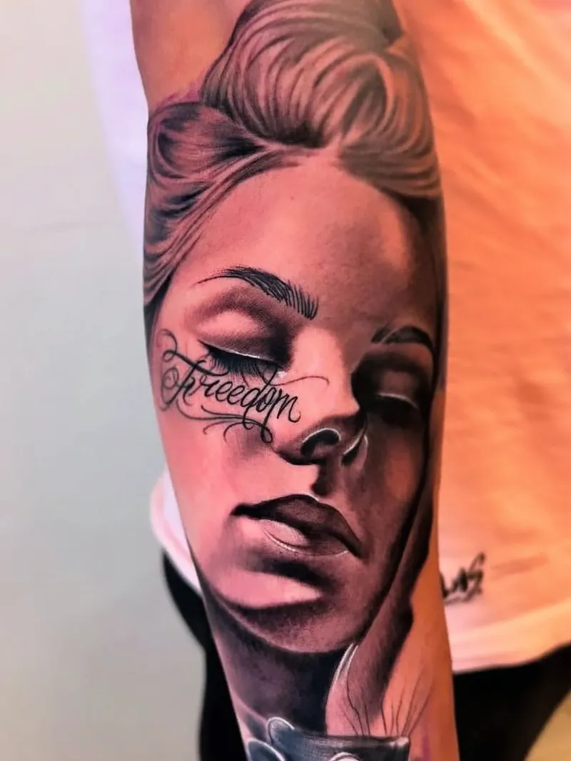 Tattoo Freedom chica