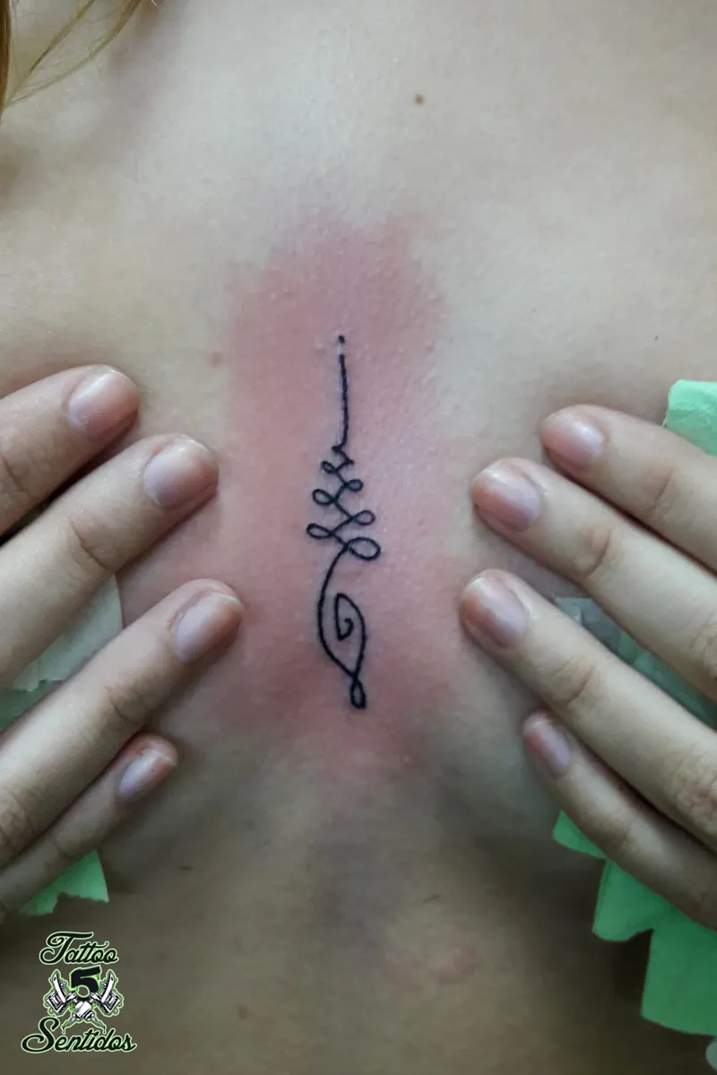 Tattoo Linea Escote