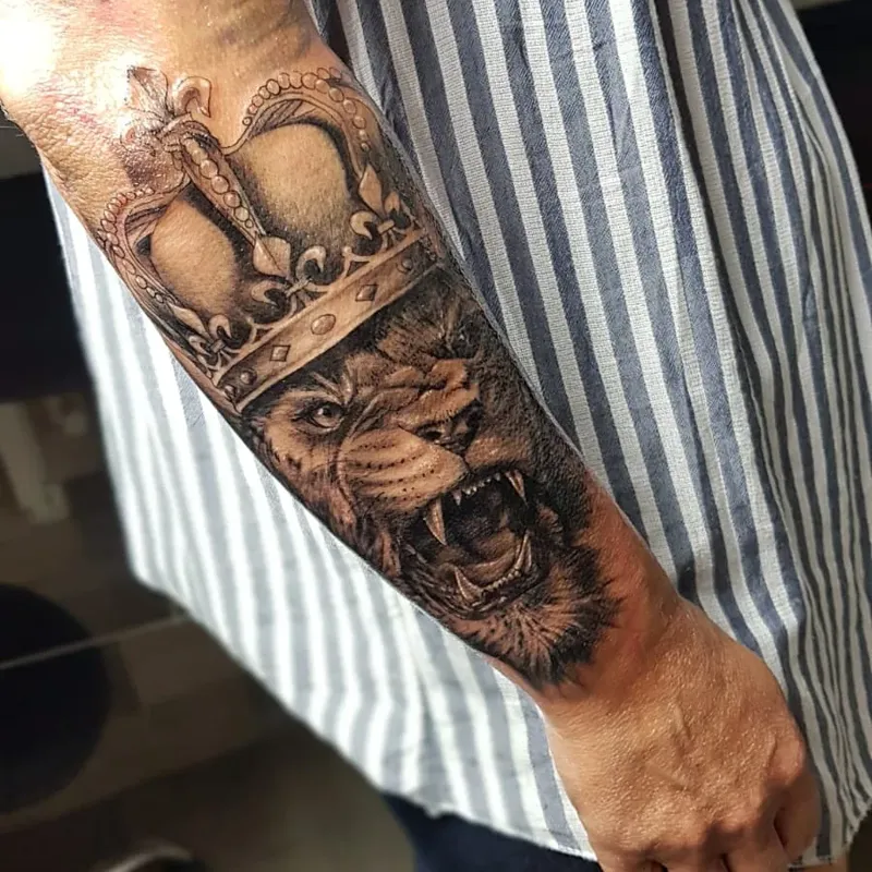 Tattoo Leon con Corona