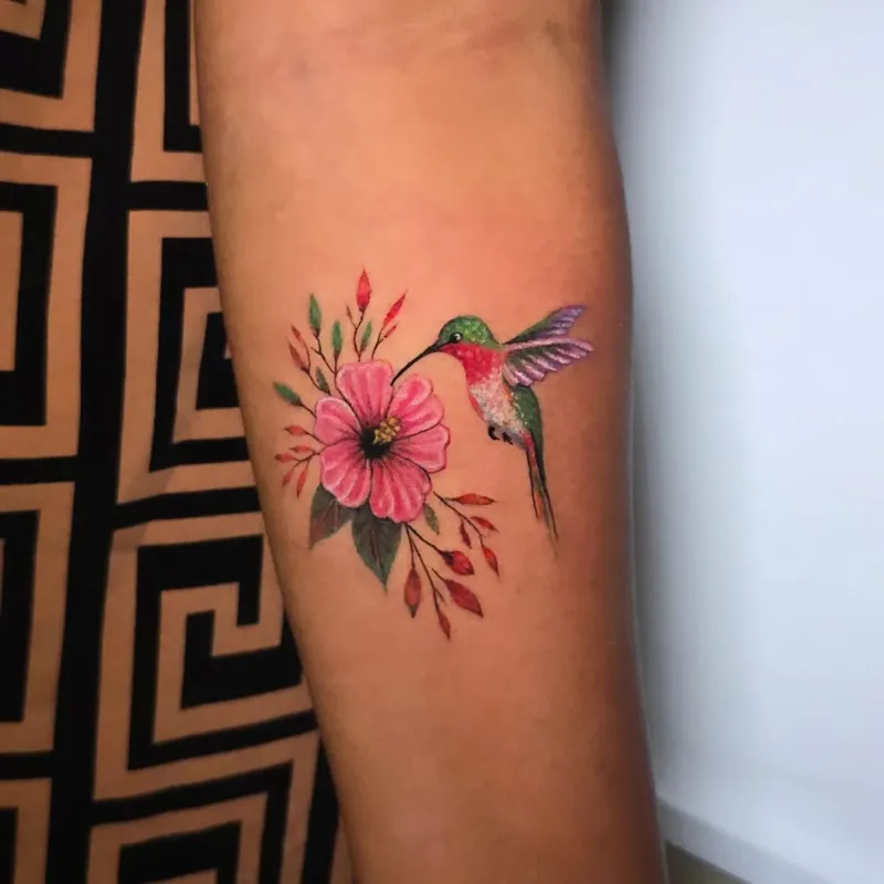 Tattoo colibri sobre una flor